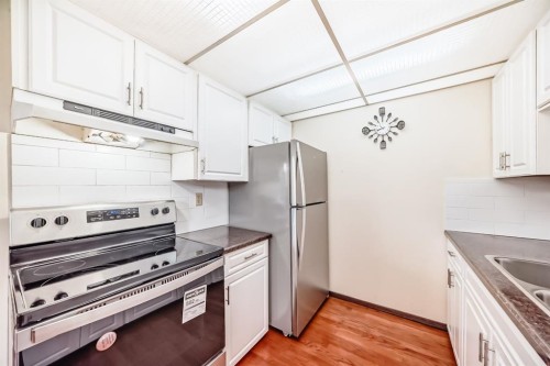 93-6100 4 Avenue Ne, Calgary, AB - Indoor Photo Showing Kitchen