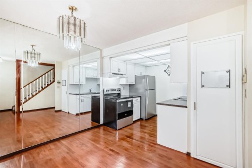 93-6100 4 Avenue Ne, Calgary, AB - Indoor Photo Showing Kitchen