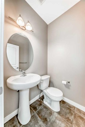 33 Cimarron Vista Gardens, Okotoks, AB - Indoor Photo Showing Bathroom