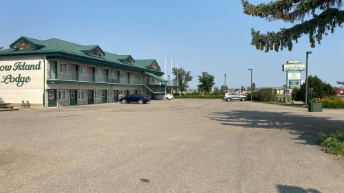 230 7 Avenue, Bow Island, AB 