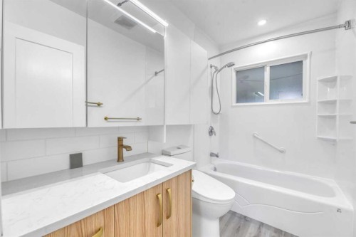 7207 7 Street Sw, Calgary, AB - Indoor Photo Showing Bathroom