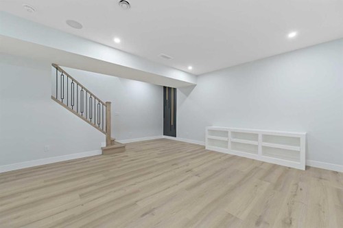 107 Hartford Road Nw, Calgary, AB - Indoor Photo Showing Other Room