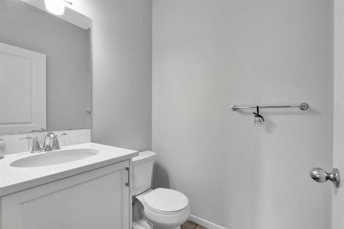 106 Lucas Crescent Nw, Calgary, AB - Indoor Photo Showing Bathroom