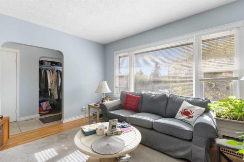 1826 34 Avenue Sw, Calgary, AB - Indoor Photo Showing Living Room