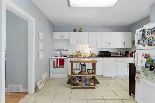 1826 34 Avenue Sw, Calgary, AB - Indoor Photo Showing Kitchen