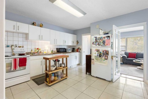 1826 34 Avenue Sw, Calgary, AB - Indoor Photo Showing Kitchen