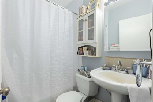 1826 34 Avenue Sw, Calgary, AB - Indoor Photo Showing Bathroom