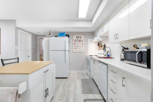 1826 34 Avenue Sw, Calgary, AB - Indoor Photo Showing Kitchen