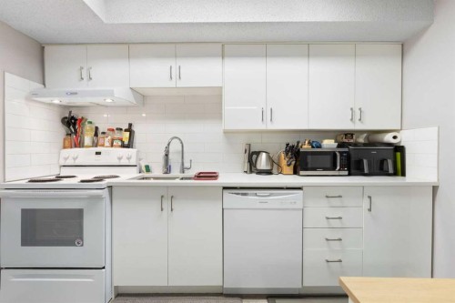1826 34 Avenue Sw, Calgary, AB - Indoor Photo Showing Kitchen