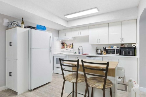 1826 34 Avenue Sw, Calgary, AB - Indoor Photo Showing Kitchen