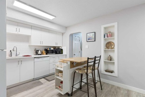 1826 34 Avenue Sw, Calgary, AB - Indoor Photo Showing Kitchen