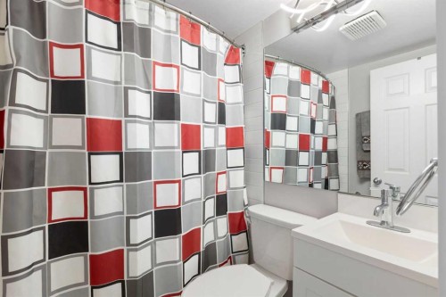 1826 34 Avenue Sw, Calgary, AB - Indoor Photo Showing Bathroom