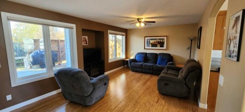 1506 Walter Place, Didsbury, AB - Indoor Photo Showing Living Room