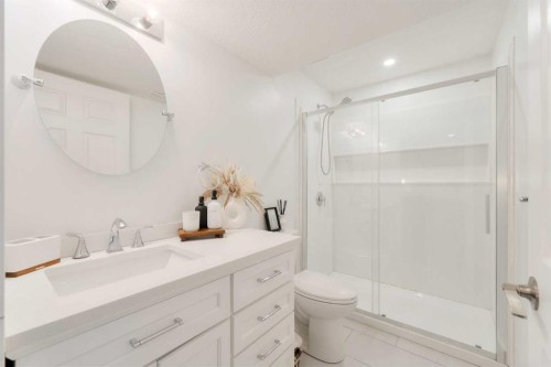 271 River Heights Crescent, Cochrane, AB - Indoor Photo Showing Bathroom