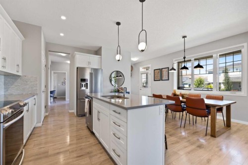 19 Yorkville Gate Sw, Calgary, AB - Indoor Photo Showing Kitchen With Upgraded Kitchen