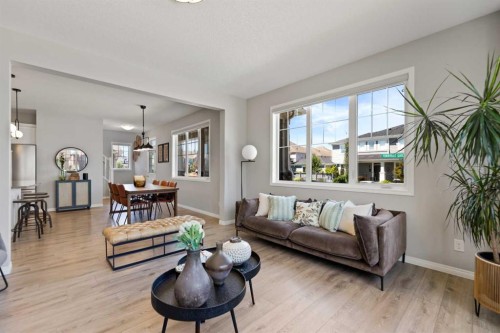 19 Yorkville Gate Sw, Calgary, AB - Indoor Photo Showing Living Room