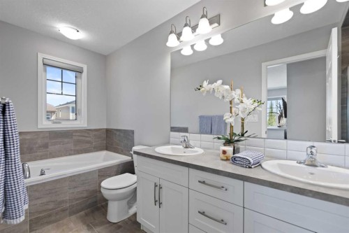 19 Yorkville Gate Sw, Calgary, AB - Indoor Photo Showing Bathroom