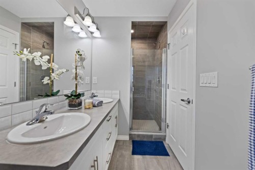 19 Yorkville Gate Sw, Calgary, AB - Indoor Photo Showing Bathroom
