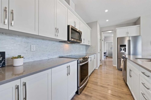 19 Yorkville Gate Sw, Calgary, AB - Indoor Photo Showing Kitchen With Upgraded Kitchen