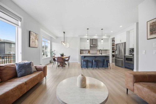 520 Kingsmere Way Se, Airdrie, AB - Indoor Photo Showing Living Room