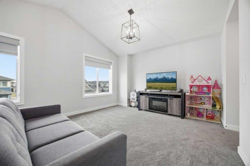 520 Kingsmere Way Se, Airdrie, AB - Indoor Photo Showing Living Room