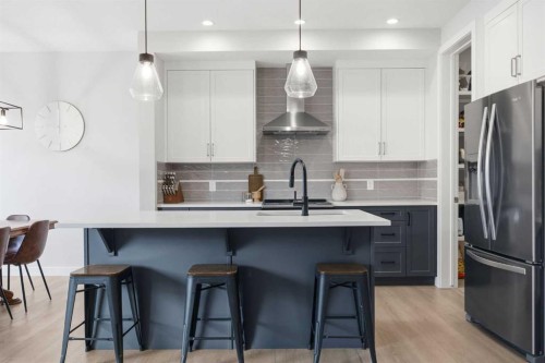520 Kingsmere Way Se, Airdrie, AB - Indoor Photo Showing Kitchen With Upgraded Kitchen