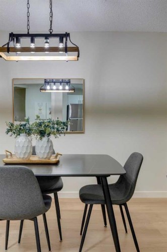 4-7166 18 Street Se, Calgary, AB - Indoor