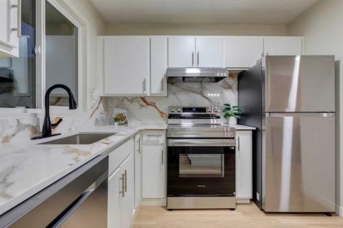 4-7166 18 Street Se, Calgary, AB - Indoor Photo Showing Kitchen With Stainless Steel Kitchen