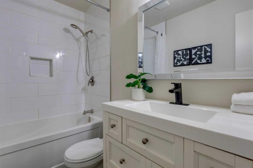 4-7166 18 Street Se, Calgary, AB - Indoor Photo Showing Bathroom