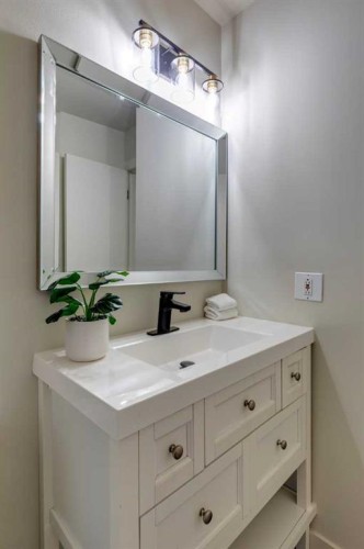 4-7166 18 Street Se, Calgary, AB - Indoor Photo Showing Bathroom