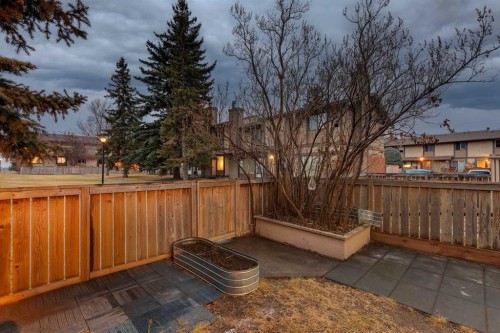 4-7166 18 Street Se, Calgary, AB - Outdoor