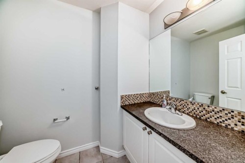 92 Simcoe Place Sw, Calgary, AB - Indoor Photo Showing Bathroom