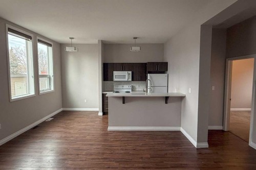 333 2 Street East, Drumheller, AB - Indoor Photo Showing Kitchen
