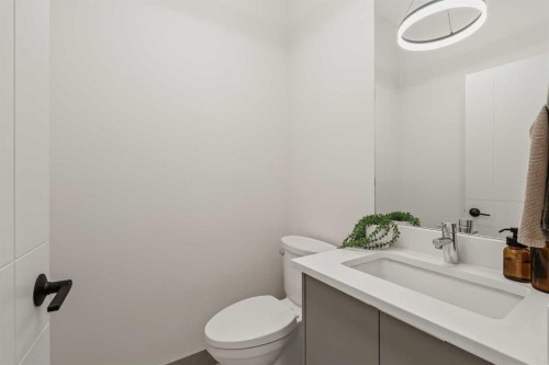514 19 Street Nw, Calgary, AB - Indoor Photo Showing Bathroom