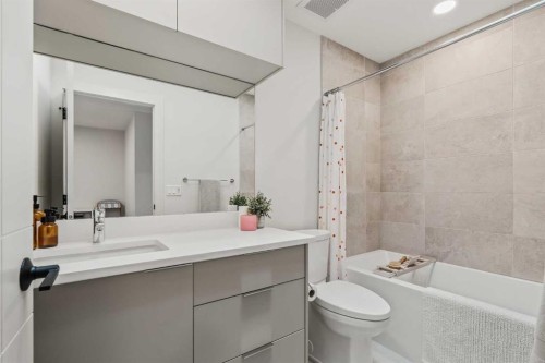514 19 Street Nw, Calgary, AB - Indoor Photo Showing Bathroom