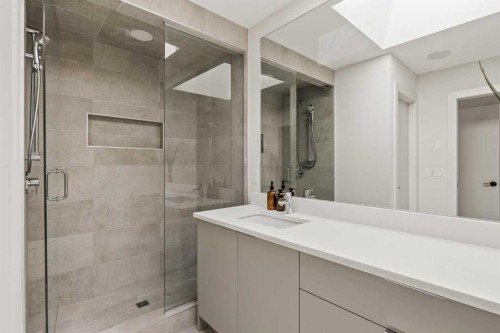 514 19 Street Nw, Calgary, AB - Indoor Photo Showing Bathroom
