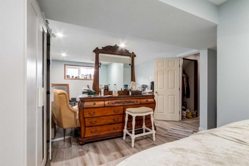 7711 Bowcliffe Crescent Nw, Calgary, AB - Indoor Photo Showing Bedroom