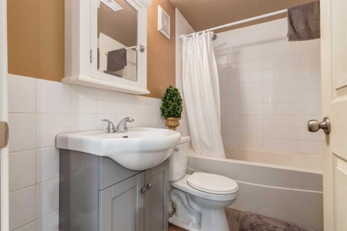 7711 Bowcliffe Crescent Nw, Calgary, AB - Indoor Photo Showing Bathroom