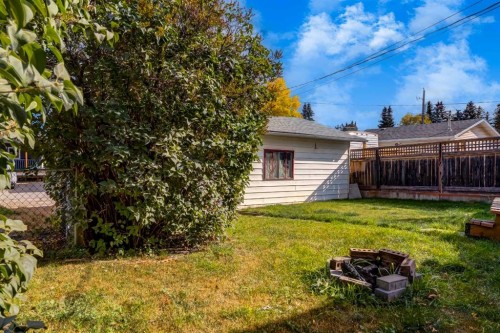 7711 Bowcliffe Crescent Nw, Calgary, AB - Outdoor