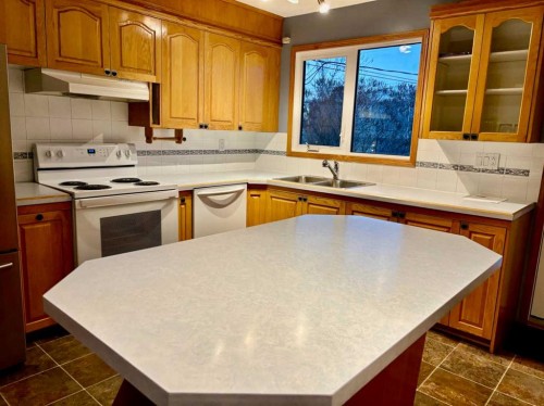 7711 Bowcliffe Crescent Nw, Calgary, AB - Indoor Photo Showing Kitchen With Double Sink