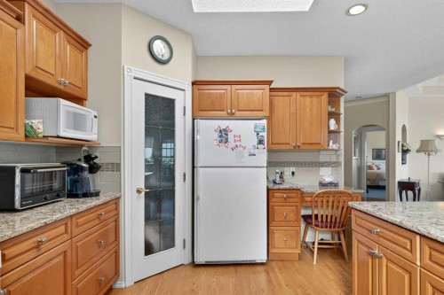 108 Hamptons Heights Nw, Calgary, AB - Indoor Photo Showing Kitchen