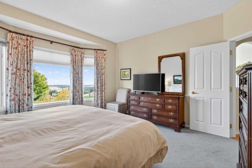 108 Hamptons Heights Nw, Calgary, AB - Indoor Photo Showing Bedroom