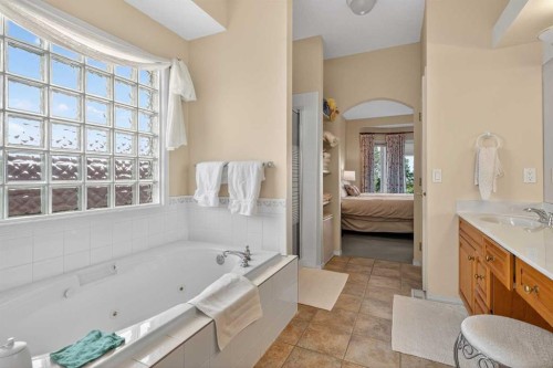 108 Hamptons Heights Nw, Calgary, AB - Indoor Photo Showing Bathroom