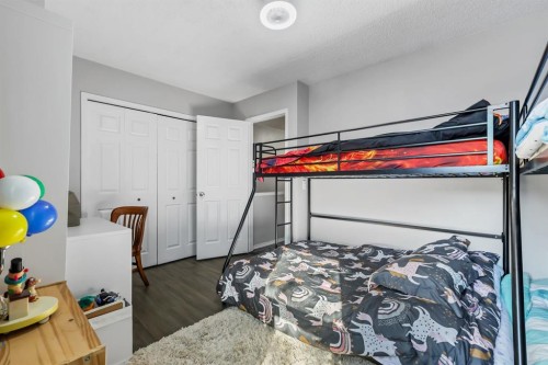 8-7 Westland Road, Okotoks, AB - Indoor Photo Showing Bedroom