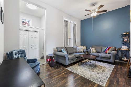 8-7 Westland Road, Okotoks, AB - Indoor Photo Showing Living Room
