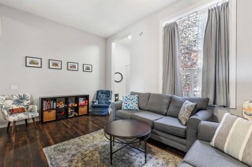 8-7 Westland Road, Okotoks, AB - Indoor Photo Showing Living Room