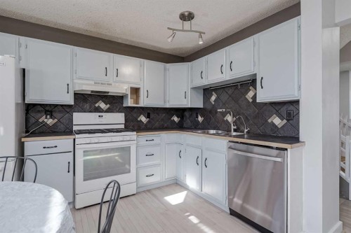 72 Strathcona Crescent, Calgary, AB - Indoor Photo Showing Kitchen