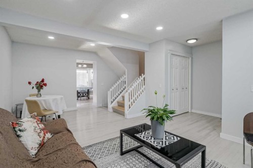 72 Strathcona Crescent, Calgary, AB - Indoor Photo Showing Living Room