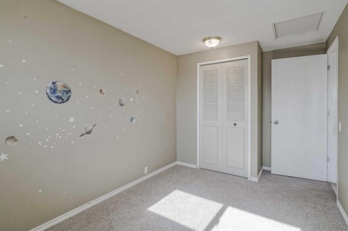 72 Strathcona Crescent, Calgary, AB - Indoor Photo Showing Other Room