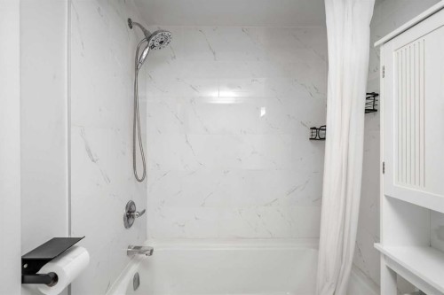 72 Strathcona Crescent, Calgary, AB - Indoor Photo Showing Bathroom